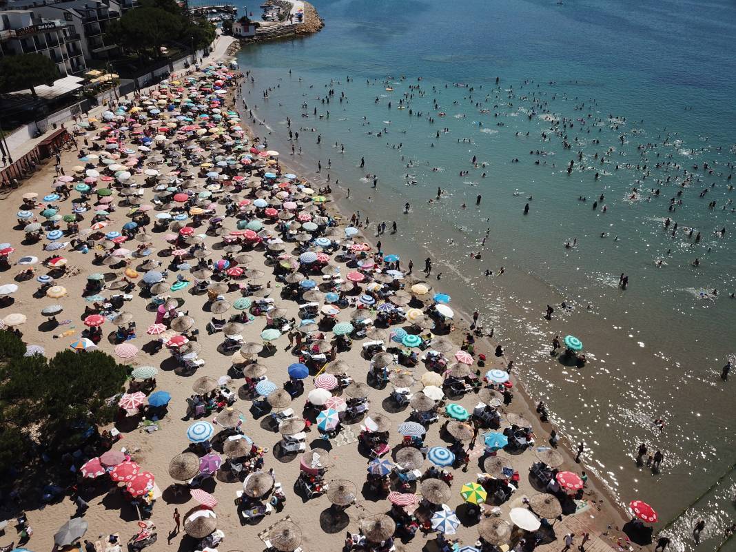 Plajda şemsiye koyacak yer kalmadı! Akdeniz’in pabucu dama atılıyor 6